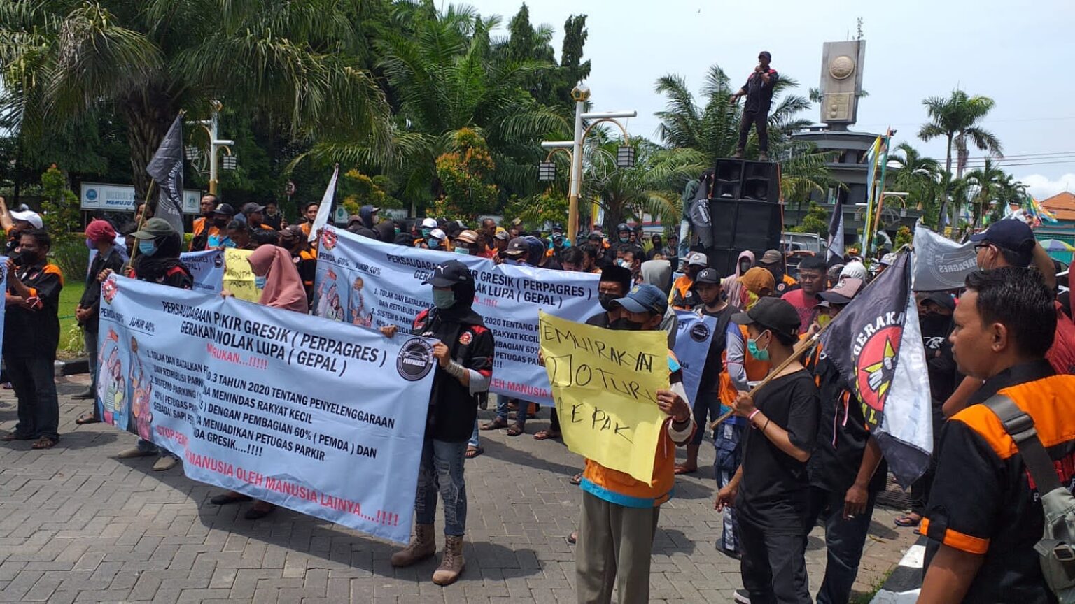 Tak Setuju Skema Bagi Hasil Parkir Non Tunai, Ratusan Jukir Gresik ...