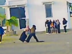 Viral, Video Dua Remaja Putri di Bawean Berkelahi, Tak ada yang Melerai