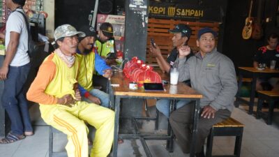 Ngopi Gratis Untuk Pahlawan Lingkungan