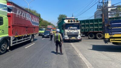 Tak Patuh Jam Operasional, Satlantas Polres Gresik Tilang 106 Truk Odol