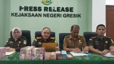 Kejari Gresik Terima Uang Pengembalian Hasil Korupsi Dana Hibah Diskoperindag Kabupaten Gresik Tahun 2022