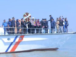 Upacara Tabur Bunga di Tengah Laut Warnai Peringatan Harhubnas di Gresik