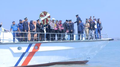 Upacara Tabur Bunga di Tengah Laut Warnai Peringatan Harhubnas di Gresik