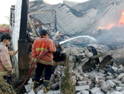 Gudang Bahan Baku Plastik di Driyorejo Ludes Terbakar