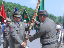 Kirab Bendera Pataka Jer Basuki Mawa Beya Tiba Di Gresik 