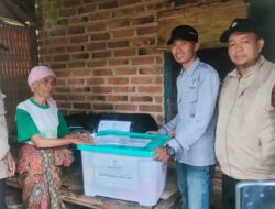 Momen Bahagia Saat Nenek Sebatangkara di Bawean Dapat Bantuan dari Kemensos