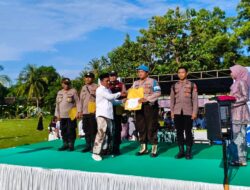 Sukses Perangi Narkoba, Ketua PC LP Maarif Bawean Beri Penghargaan Anggota Polsek Tambak