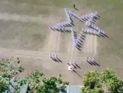 Paskibra Kecamatan Tambak Tampilkan Formasi Bintang Saat Kibarkan Bendera