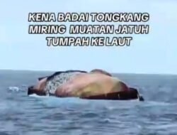 Dihantam Gelombang, Kapal Tongkang Bermuatan Pupuk Berlindung di Bawean, Muatan Tumpah ke Laut