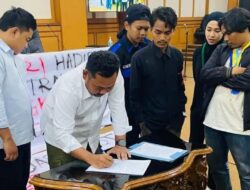 Geruduk DPRD Gresik, Mahasiwa Bawean Tagih Kepastian Transportasi dan Kesehatan